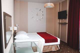 Отель Tyumen Time Hotel Тюмень Улучшенный номер с одной двуспальной кроватью № 204-1